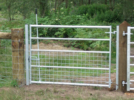 Self closing pedestrian gate